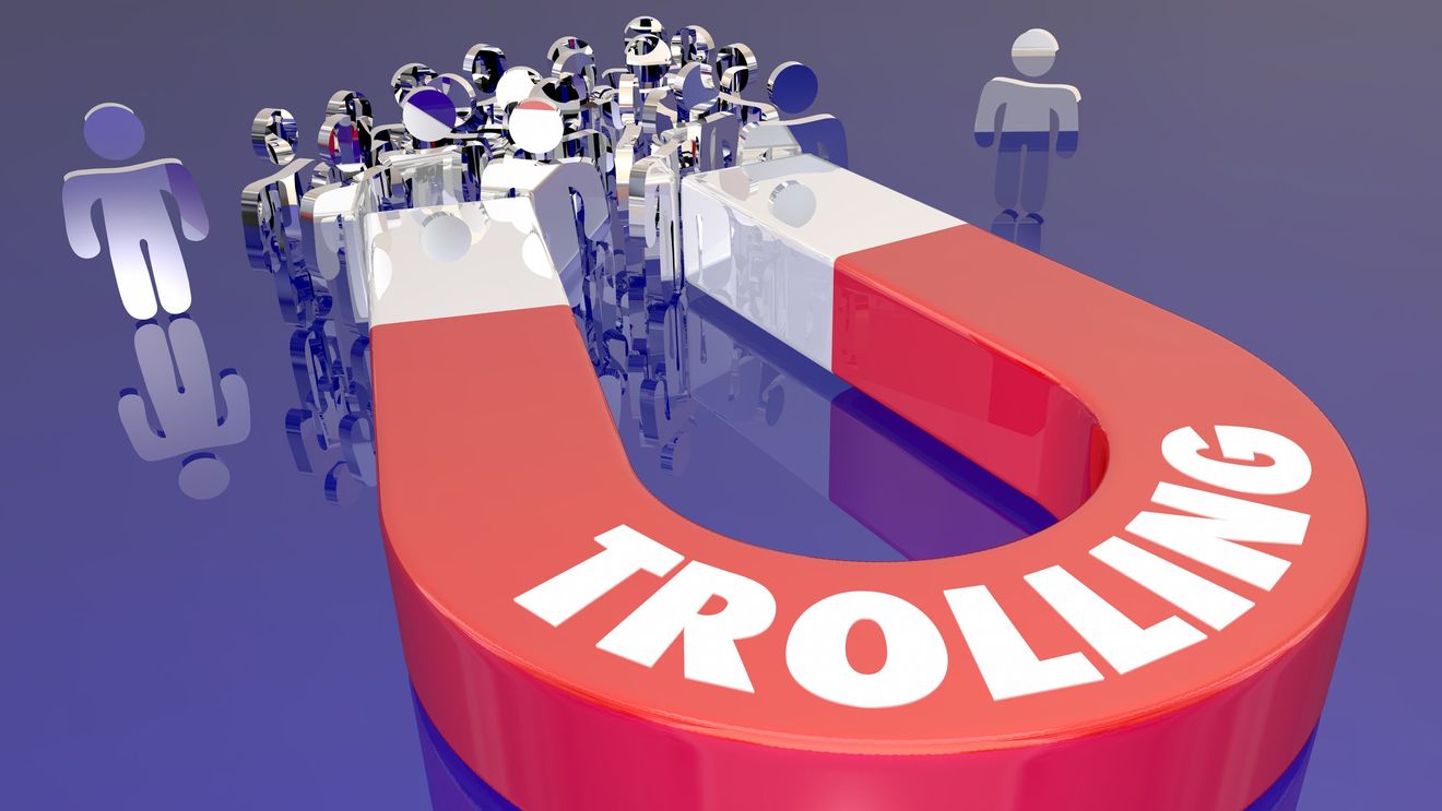 Încă o mărturie că Burleanu folosește troli online. "FRF cheltuiește foarte mulți bani cu postacii. Sunt 20-30 de oameni plătiți să-i înjure pe toți cei care au păreri contrare actualului președinte. Au creat un mamut acolo"