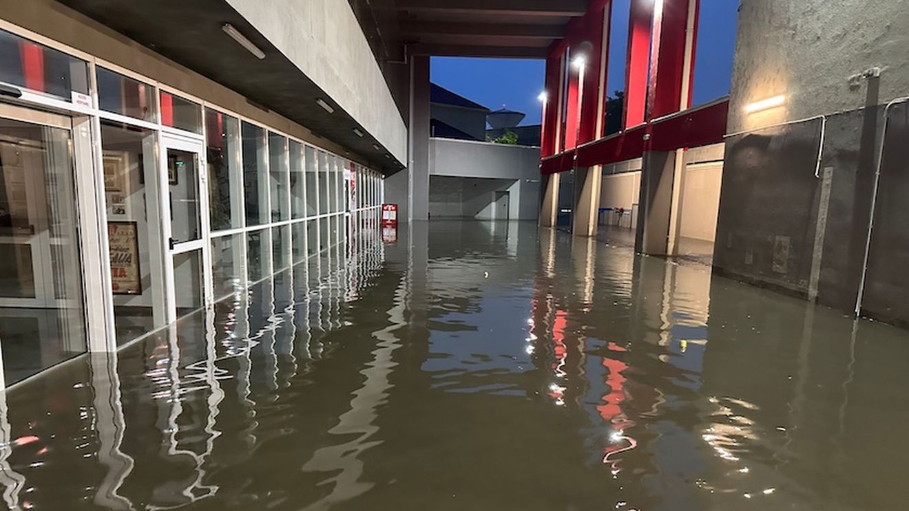 Una dintre cele mai noi arene din România a fost inundată, vezi imaginile dezastrului!