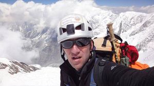 VIDEO | Colibășanu a scăpat ca prin minune de tragedia din Nepal. Se afla chiar în locul unde a fost epicentrul cutremurului. "Am avut inspirația să renunț la timp. Situația e tragică, toți sunt blocați acolo, nu se poate pleca "
