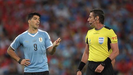 Copa America 2019 | Luis Suarez s-a făcut de râs în meciul cu Chile. VIDEO | Uruguayanul a cerut penalty pentru un "henț" în careu al portarului 