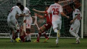 "Dacă nu poți să-l bați, transferă-l!"** Strania poveste a lui Michel Platini, reflectată de presa străină