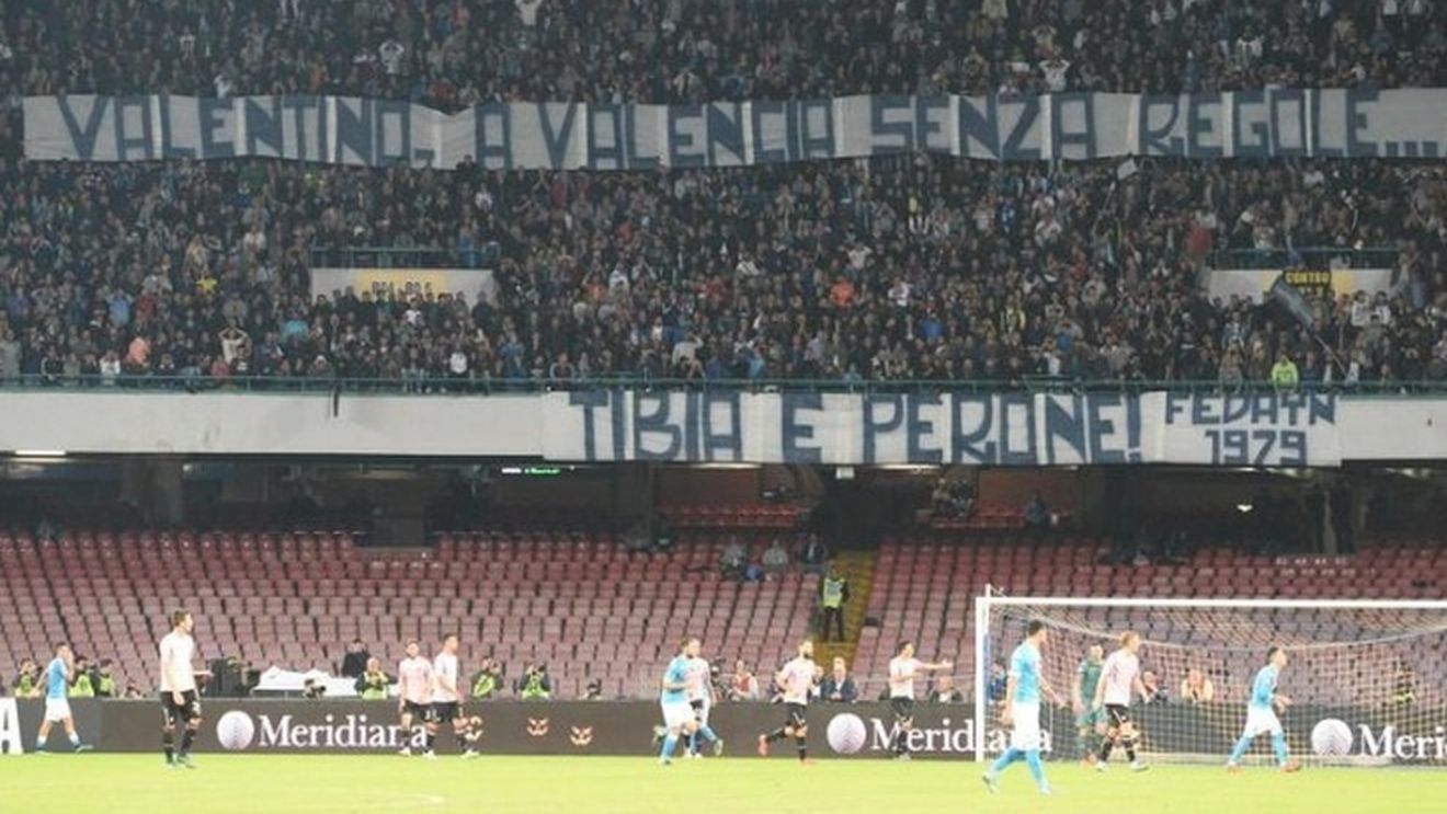 FOTO | Tifosii lui Napoli, mesaj dur la adresa motociclistului Marc Marquez sub ochii lui Chiricheș: "Valentino, la Valencia e fără reguli! Tibia și peroneul"
