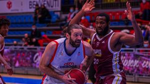 Surpriză în Sala Giulești la baschet masculin! Rapid, victorie cu trei secunde înainte de final cu CSM Oradea | VIDEO