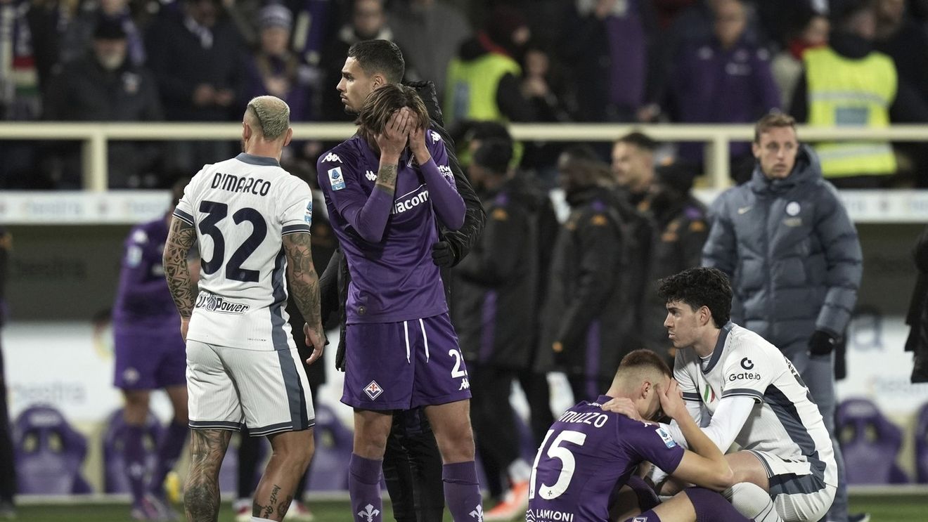 Fotbalistul s-a prăbușit pe gazon și meciul Fiorentina - Inter Milano a fost suspendat. Colegii și adversarii, în lacrimi