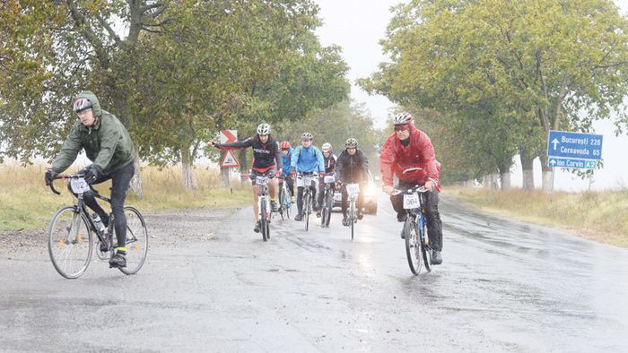 Cu bicicleta la mare! FOTO: Ultima baie, dar numai în ploaie