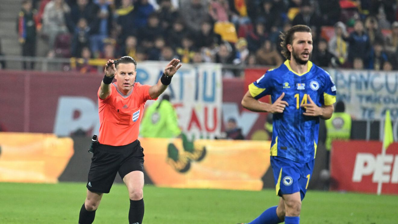 Scandalos! Fază controversată în România - Bosnia: Danny Makkelie a refuzat să dea penalty la un henț clar, deși a fost chemat la VAR!