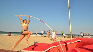 VIDEO | Cine n-are rău de înălțime. Cei mai buni săritori cu prăjina concurează vineri pe plaja din Mamaia! Agoston: "Scopul nostru este de a atrage tinerii către atletism"