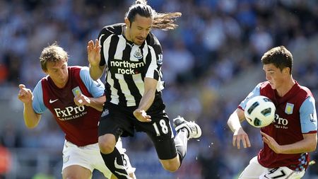 Jonas Gutierrez a revenit pe teren după ce câștigat lupta cu cancerul testicular. "Este important pentru mine să-mi recapăt forma fizică și să pot juca în prima echipă"