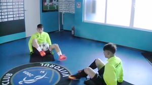 INEDIT | Așa "vrăjesc" balonul puștii lui Hagi: au făcut turul stadionului fără să scape mingea | VIDEO