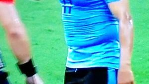 FOTO: Au și ei "sărmăluța lor!" :) Apariție amuzantă la meciul Brazilia - Uruguay 2-2. Cine este jucătorul din imagine