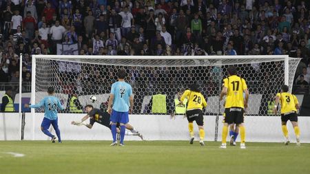 Povestea nesfârșită a unui titlu dubios. Balint despre Poli Timișoara - Urziceni 1-2, din 2009: "Am niște semne de întrebare și la doi-trei dintre jucători". ProSport a scris deja despre suspiciunile lui Rednic la înfrângerea suferită de Dinamo, în același sezon, tot cu Urziceni


