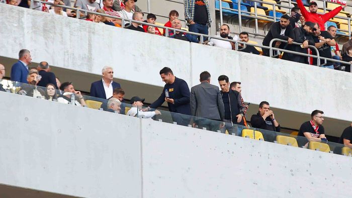 Glorii și vedete alături de „câini” la barajul Dinamo - Csikszereda: Ștefan Bănică jr., în tribune alături de Ioan Andone, Claudiu Niculescu, Ionuț Lupescu sau Gabi Tamaș. GALERIE FOTO