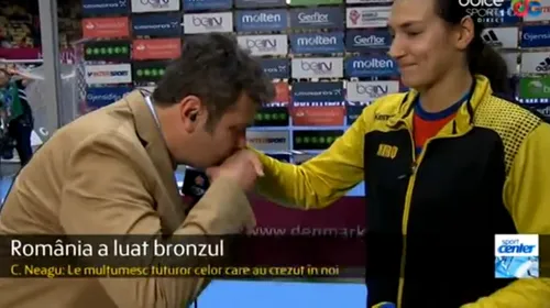 VIDEO | Gestul emoționant al comentatorului Cosmin Băleanu în fața Cristinei Neagu, cea mai bună jucătoare de la Mondiale. „Dă-mi voie să-ți sărut mâna!”