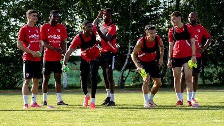 Patru jucători care au evoluat în ediția recentă a Ligii 2 sunt acum în cantonament cu Dinamo! Doi i-au fost elevi lui Claudiu Niculescu și pe unul l-a învățat ”șmecherii din fotbal”