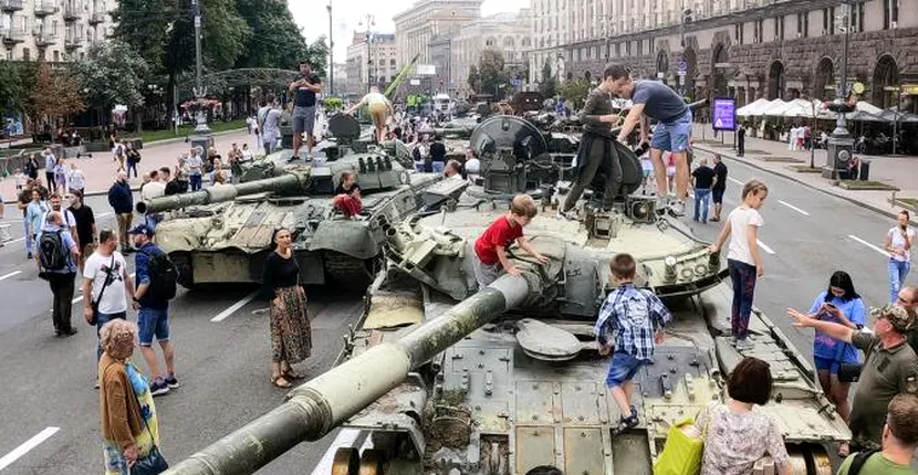 Copiii ucraineni se joacă pe tancuri capturate de la armata rusă. Îl vom învinge pe Putin. Zeci de femei și-au făcut selfie-uri în fața vehiculelor militare distruse