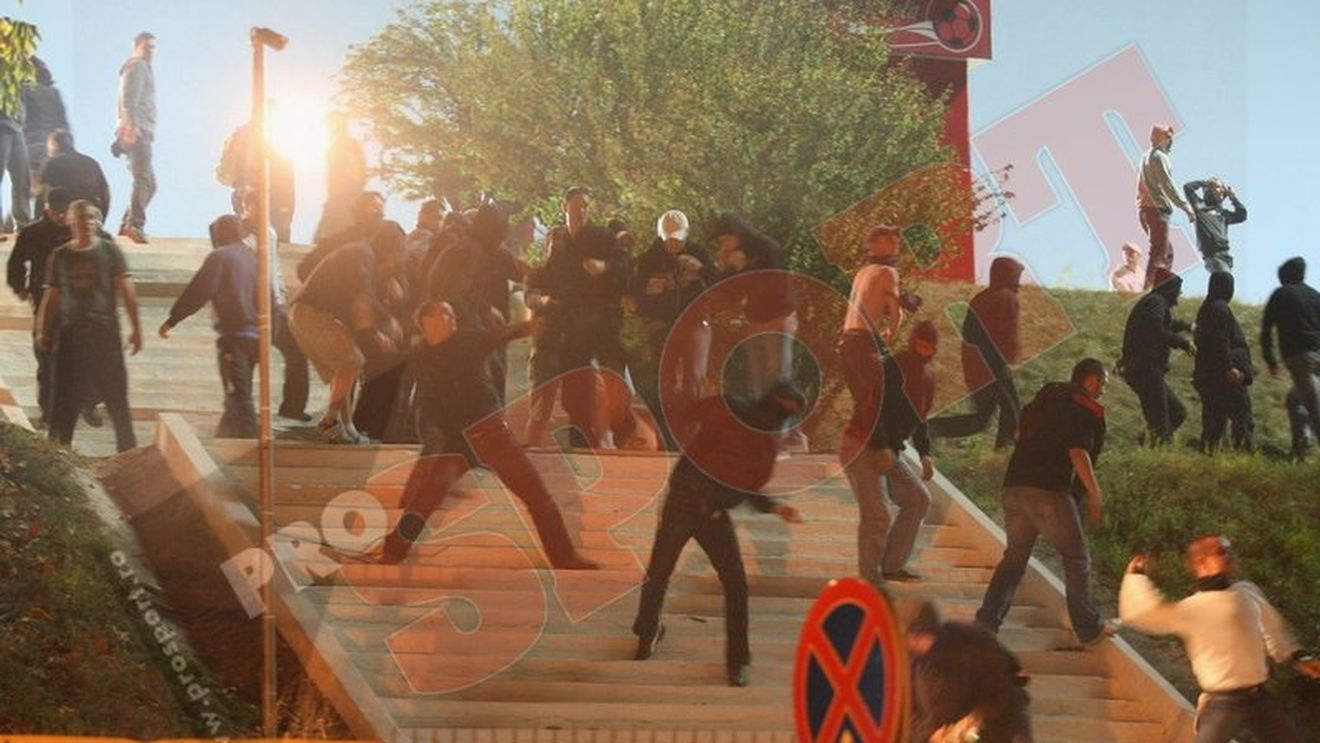 Scandal și la stadion!** Croații au rupt scaunele și au aruncat cu petarde în teren!