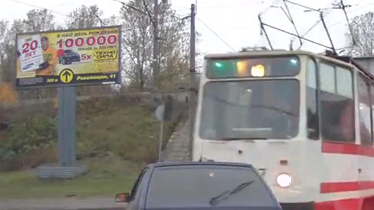 Gest inexplicabil al acestui șofer! VIDEO - Accident între un tramvai și o mașină