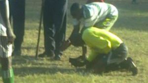 O scenă uluitoare la un meci!** Un arbitru a fost strâns de testicule de un antrenor până a leșinat și a rămas impotent: "A fost înspăimântător"