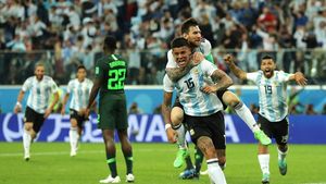 Când o țară întreagă răsuflă ușurată. Messi și Rojo, vegheați 'de sus' de Maradona, duc Argentina în optimi pentru un duel-șoc cu Franța. Cronica meciului