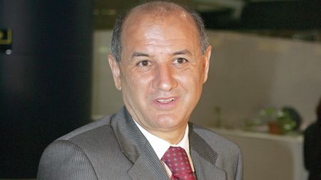 A dat afară 600 de oameni