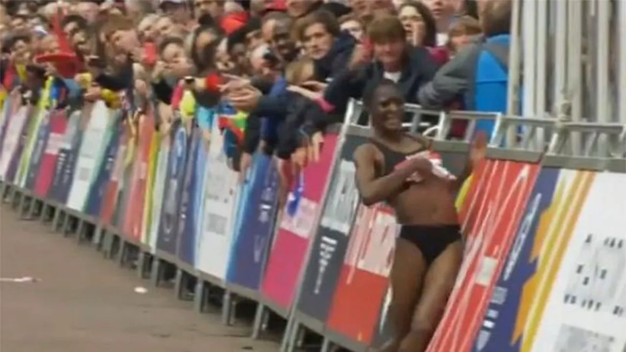 VIDEO | Moment dramatic pe finalul maratonului de la Jocurile Commonwealth. Durerile cumplite au adus o atletă din Namibia în pragul abandonului cu doar câțiva metri înaintea liniei de sosire