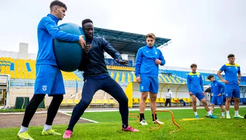 Gueye Mansour nu a uitat nici de Poli Timișoara, nici de Marian Iancu: ”N-am mai vorbit demult cu Tati!” ”Omului foarfecă” i-a fost greu să-i vadă pe alb-violeți învinși în barajul de promovare în Liga 2