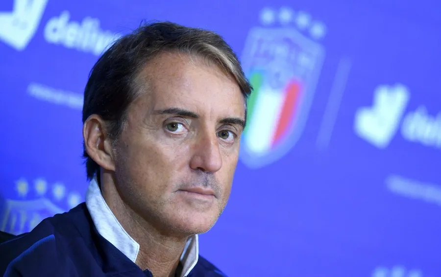 roberto mancini serie a suspendare italia