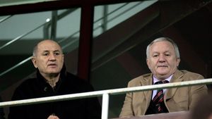 Unul dintre cei mai cunoscuți patroni din Liga 1 face dezvăluiri șocante despre cum le făcea echipa antrenorilor! A dus totul la alt nivel: „Mergeam la antrenamente și la schemele tactice. Intram în vestiar înainte și la pauza meciurilor”