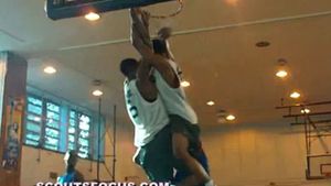 VIDEO SPECTACOL** Coș din dublu slam-dunk!