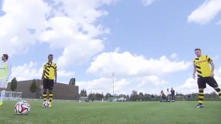 VIDEO amuzant | Reus și Schweinsteiger s-au duelat într-un concurs de lovituri libere. Amândoi l-au imitat pe Ronaldo. Ce a ieșit?:)