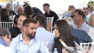 Rapid e umilită în amicale și ia 7 goluri de la Slavia, iar lui Adi Mutu îi arde de petreceri pe șantier, la cort! S-a distrat cu soția Sandra la un party „select”, unde băutura a fost ținută în excavator și roabe!