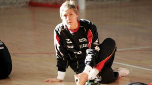 O româncă tinde să devină legendă în Spania! Mihaela Ciobanu a decis să revină pe teren la aproape 45 de ani, astfel că a reluat "meciul" de la distanță cu un alt portar fantastic al Spaniei 