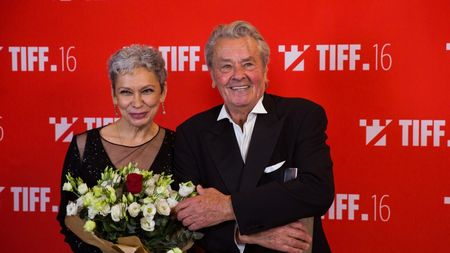 EXTRA „Dați jos bannerul cu tatăl meu imediat!”. Oana Pellea, fiica uriașului Amza Pellea, a răbufnit împotriva celor care dețin afacerea cu mici în Obor