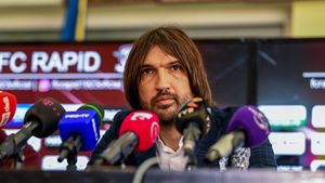 Crește presiunea pe Dan Alexa la Rapid? De ce i-ar fi enervat pe șefii giuleștenilor + reacția tehnicianului: "Stăm câte trei, patru ore și râdem!" EXCLUSIV