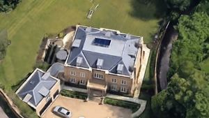 Mama milionarului din fotbal a scos la vânzare vila de 3.600.000 de euro, după ce s-a certat cu vecinii. Are piscină, cinema propriu şi simulator de golf