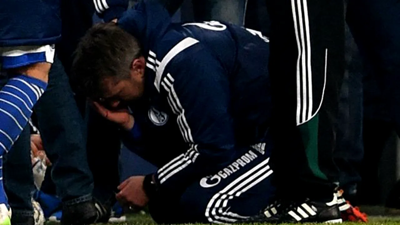VIDEO | Antrenorul secund al celor de la Schalke 04 a fost rănit la cap de o brichetă aruncată din tribună