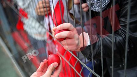 FOTO: Imaginea etapei. După ce au învins Astra, "câinii roșii" au ciocnit ouă roșii cu fanii care au venit la stadion de Paște