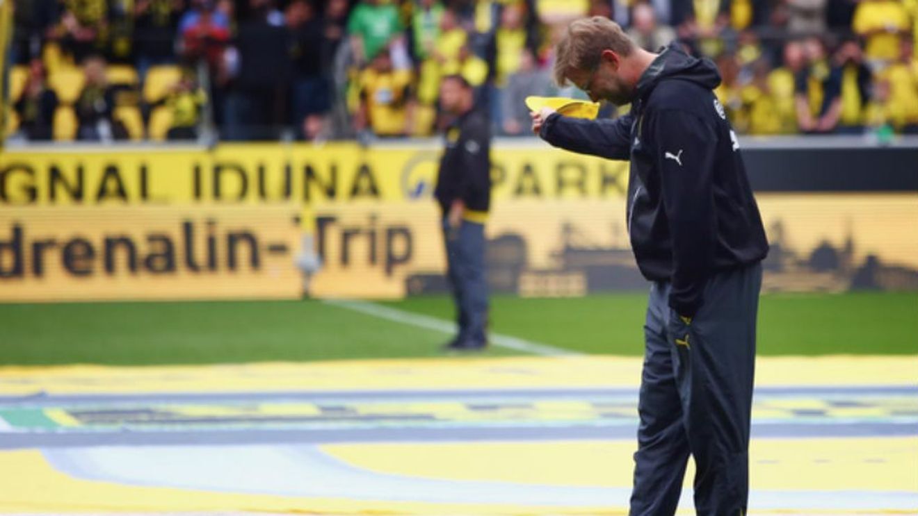 FOTO EMOȚIONANT | Cum și-au luat fanii lui Dortmund rămas bun de la Jurgen Klopp. Neamțul a părăsit stadionul în lacrimi