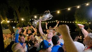 Oltenii lui Mihai Rotaru au petrecut cu lăutari până în zori, pe malul lacului, după câștigarea titlului în Superliga
