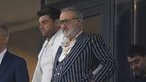 Imagini cu moștenitoarea lui Gigi Becali la plimbare cu nepoata acestuia. Ginerele patronului FCSB, ceas de peste 150.000 de euro la mână