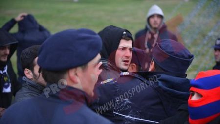 FIESTA s-a transformat în COȘMAR!** Incidente la aeroport: 20 de fani ai Stelei s-au luat la bătaie cu jandarmii! FOTO