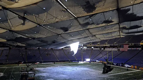 VIDEO ȘOCANT** Acoperișul unui stadion din SUA s-a rupt din cauza zăpezii!