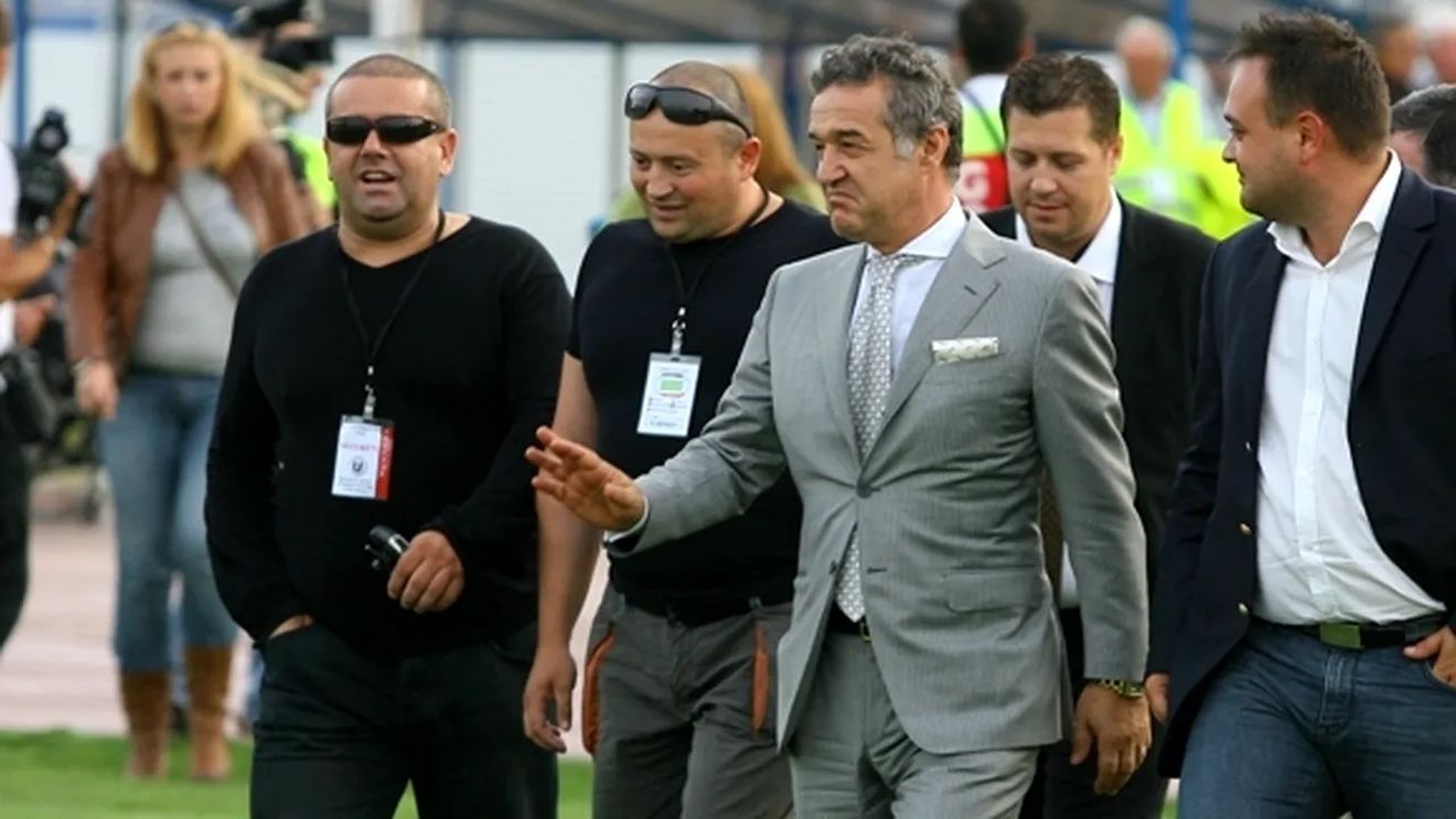 Ce s-a întâmplat în cel mai cunoscut mall din Madrid când Gigi Becali a scos, în mijlocul unui magazin, un teanc de hârtii de 500 de euro! „Gata, nea Gigi, ne-au arestat! Banii erau legați cu zgârci de zacuscă, vânzătoarea a apăsat butonul”