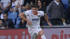 Suflet de tată! Gică Hagi a fost în tribune la debutul ca titular al lui Ianis Hagi și turcii au pus imediat camerele pe el