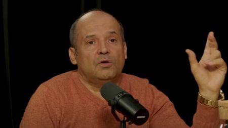 Radu Banciu a trecut de la Simona Halep la românii din Zanzibar. Un alt derapaj al moderatorului: „Cei care merg acolo sunt proști ca noaptea”