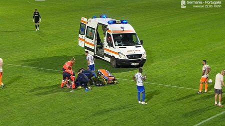 Momente horror la barajul Metaloglobus - Poli Iași! S-a ciocnit cu un adversar și și-a zdrobit genunchiul: și-a pus mâinile la ochi ca să nu vadă și ambulanța l-a dus de urgență la spital