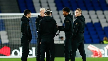 I-a dat un iPhone de aur, de 10.000 de euro, în vestiar! Reacția tânărului fotbalist