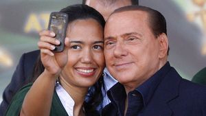 Leonardo, atac la Berlusconi: "E imposibil să lucrezi cu el! În afară de oglinzi, lui nu-i place nimic"