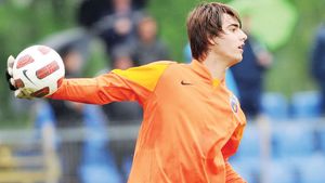 Cojocaru, la Liverpool!** Portarul Stelei și-a început sejurul în Anglia asistând cu un meci cu Manchester City