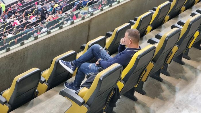 Ionuț Chirilă, în tribune la meciul care îi poate aduce demiterea lui Ovidiu Burcă! Cum a fost surprins la Dinamo - Poli Iași | FOTO EXCLUSIV